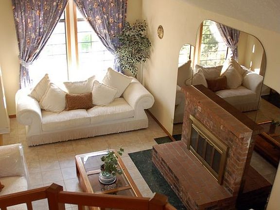 2 story valt in living room