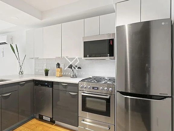 4th image of 39 E 21st St #2C