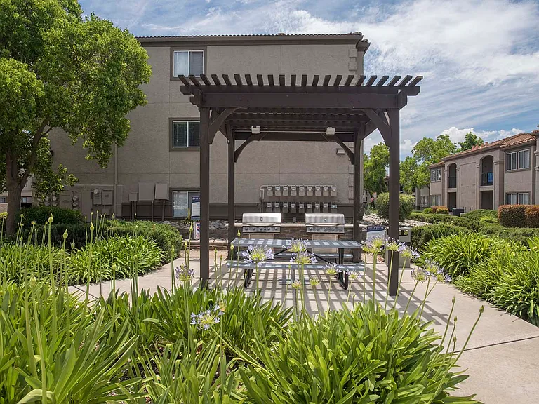Bella Vista Apartments — Photo 19
