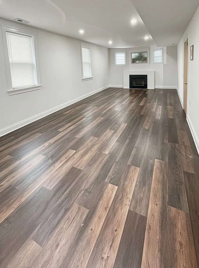 Large, Bright, and Spacious 5bd/3ba Duplex in Lincoln Park! — Photo 4