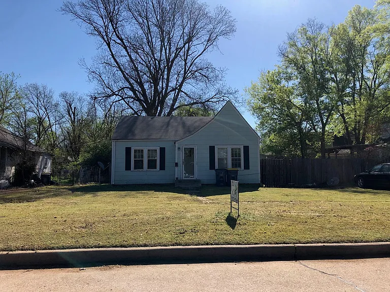 131 S Lewis St — Photo 1