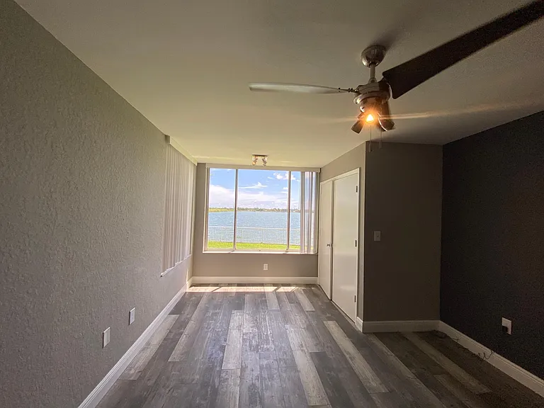 2831 N Oakland Forest Dr — Photo 16