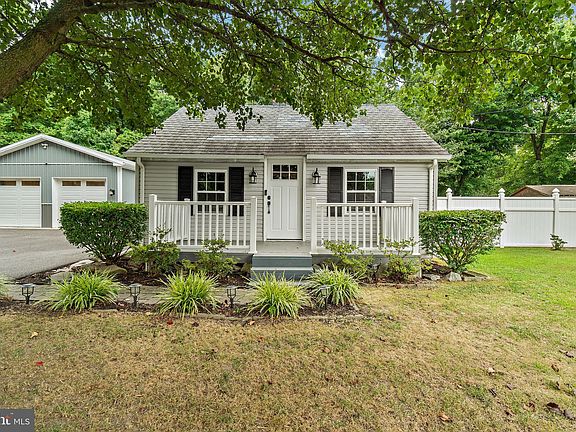 2nd image of 204 Schoolhouse Ln