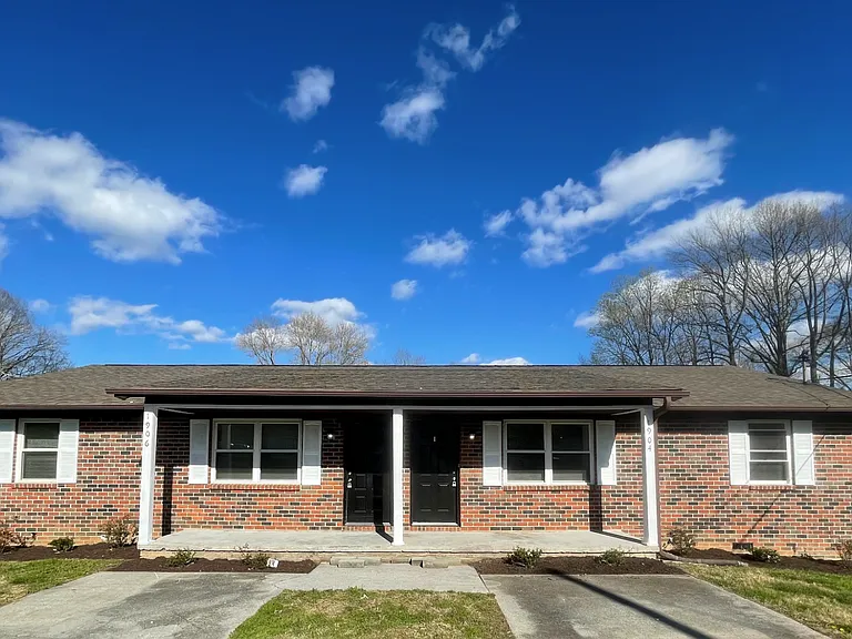 1908 Meadowview Ln — Photo 8
