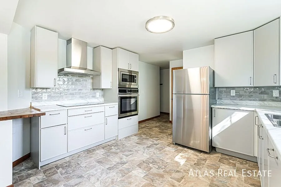 Spacious 3 Bed / 2 Bath Home in Prime Lakewood Location 3,300 Sq Ft! New kitchen, Attached Garage! — Photo 4