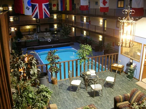 1306 Lincoln Atrium