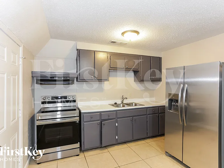 917 Montclair Dr — Photo 5