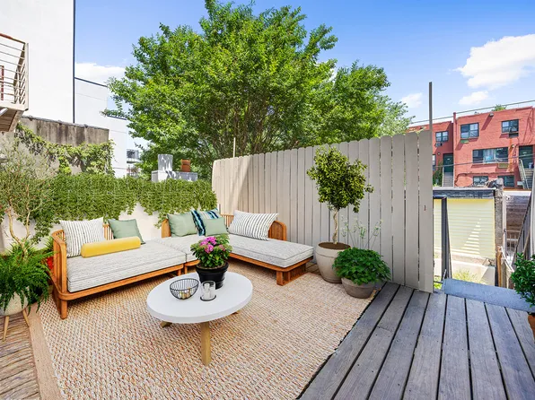 96 Pioneer Street image 4 of 13