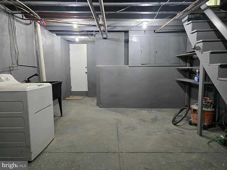 962 Carver St — Photo 3