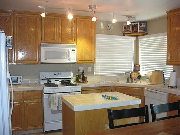4th image of 900 Celestine Cir