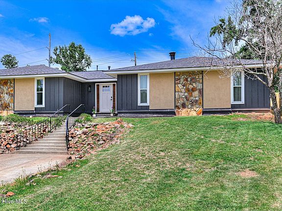 3rd image of 131 Dresden Drive
