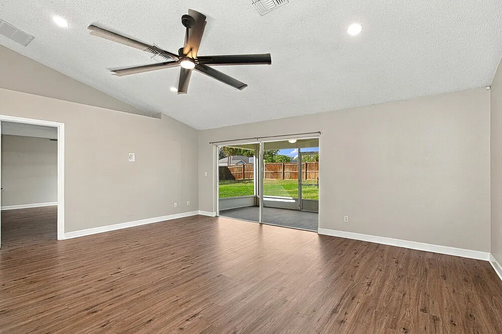3 bed, 2.0 bath, 1860 sqft, $2,285 — Photo 4