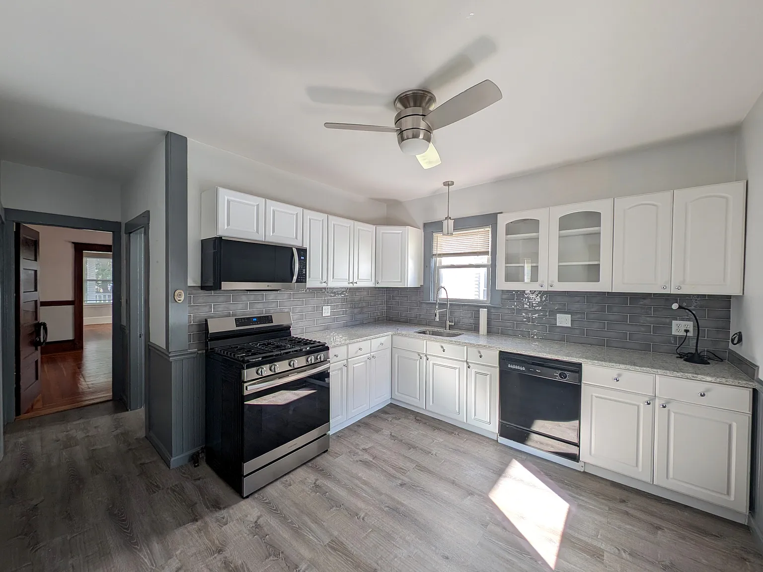 2 bed, 1050 sqft, $3,300 — Photo 1