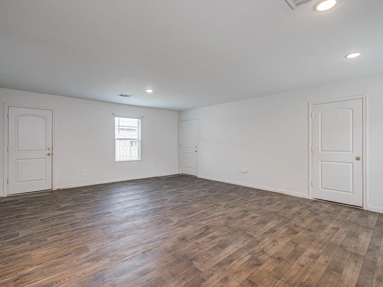 3 bed, 2.0 bath, 1296 sqft, $1,800 — Photo 4
