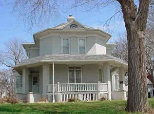 828 N Iowa Ave, York, NE 68467