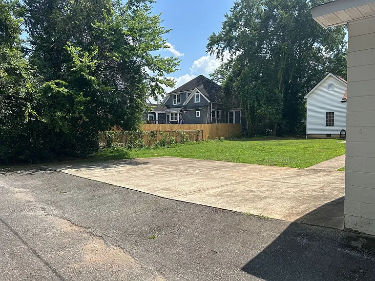 213 E Buford St — Photo 26