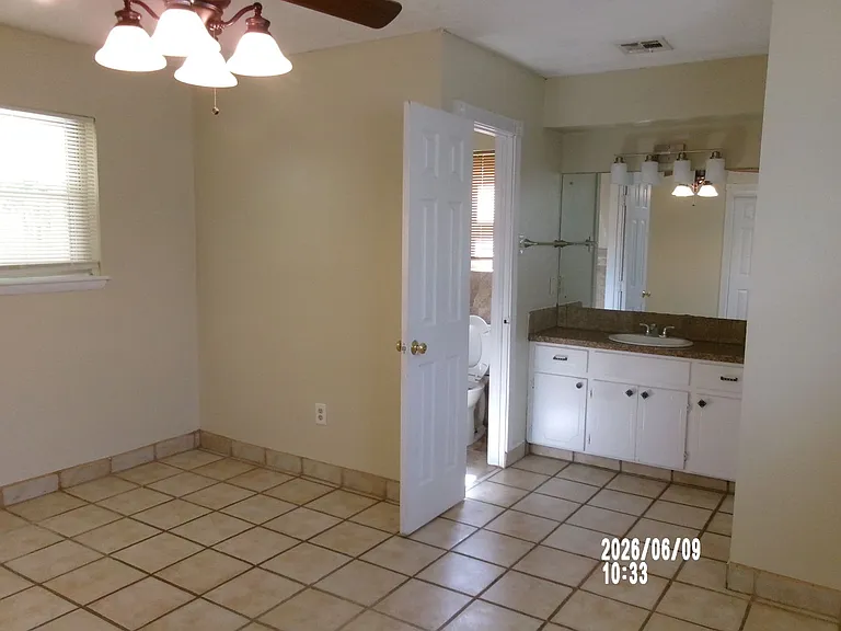 2205 NW 50th St — Photo 24