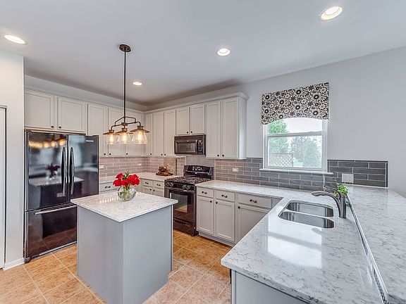 2nd image of 11319 Glenbrook Cir