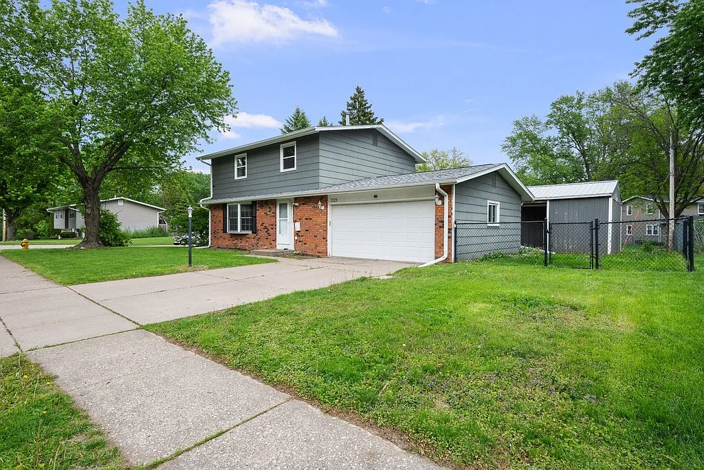 4 bed, 1.5 bath, 1940 sqft, $2,400 — Photo 2