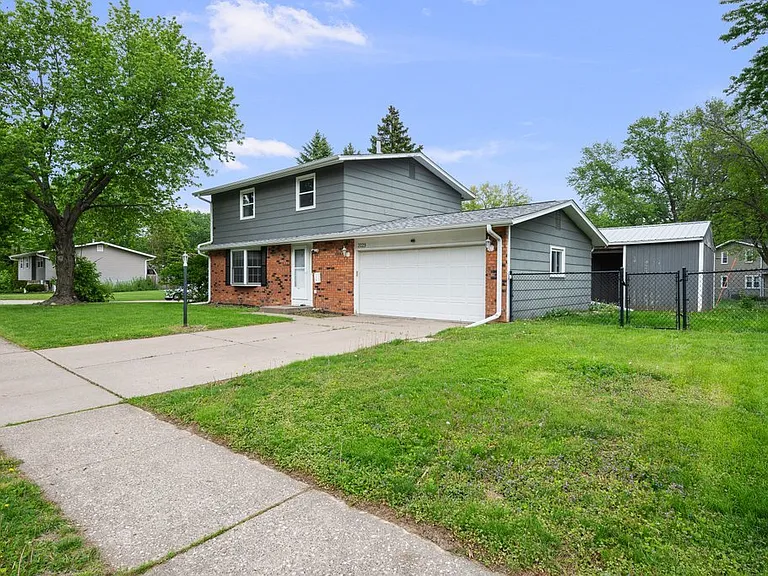 3129 Windsor Dr — Photo 2