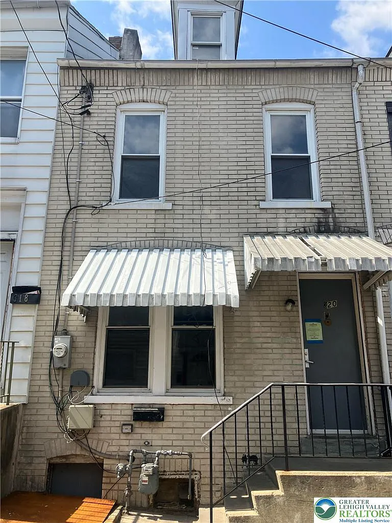 3 bed, 1.0 bath, 806 sqft, $1,600 — Photo 1