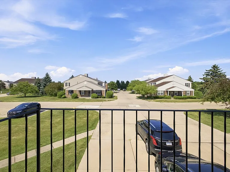 15820 Newport Dr — Photo 5