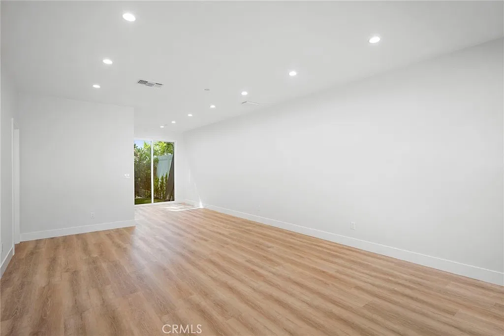 2 bed, 2.5 bath, 1160 sqft, $3,750 — Photo 4