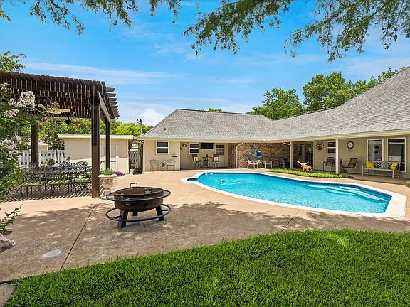 3rd image of 404 Moonlight Ln