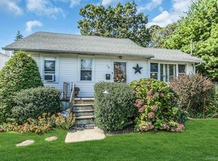 12 Washington Dr, Merrick, NY 11566