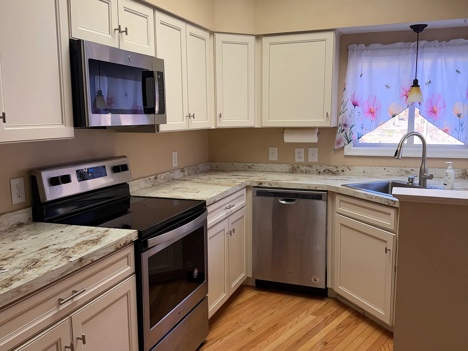 2 bed, 2.5 bath, 1400 sqft, $2,000 — Photo 3