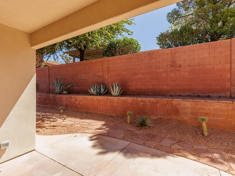1584 N Raven Ln — Photo 24
