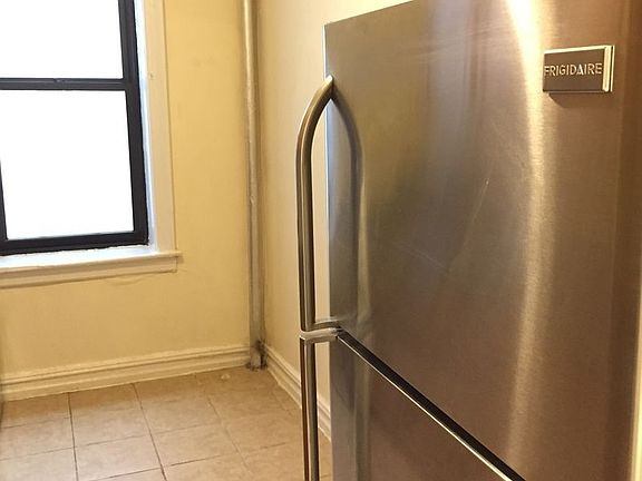 3rd image of 320 Empire Blvd APT 1K