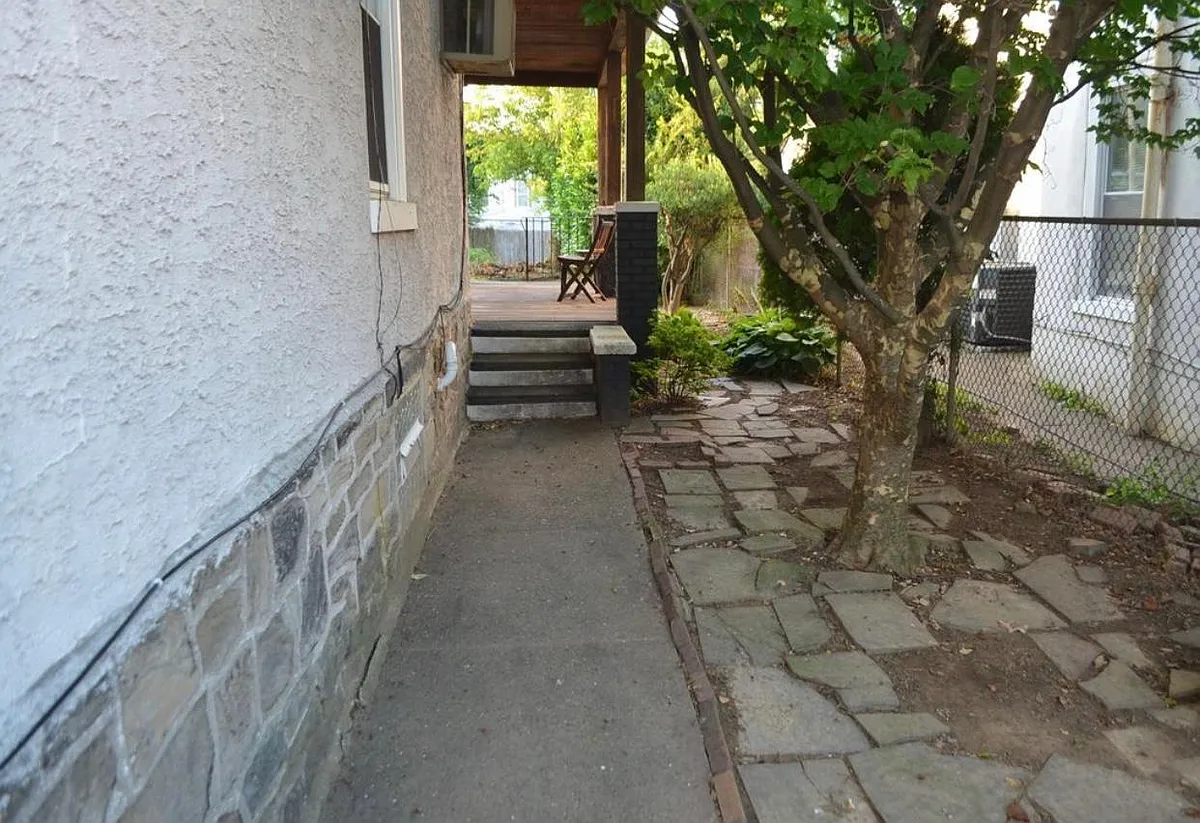 Building Photo - 161 Hermitage St