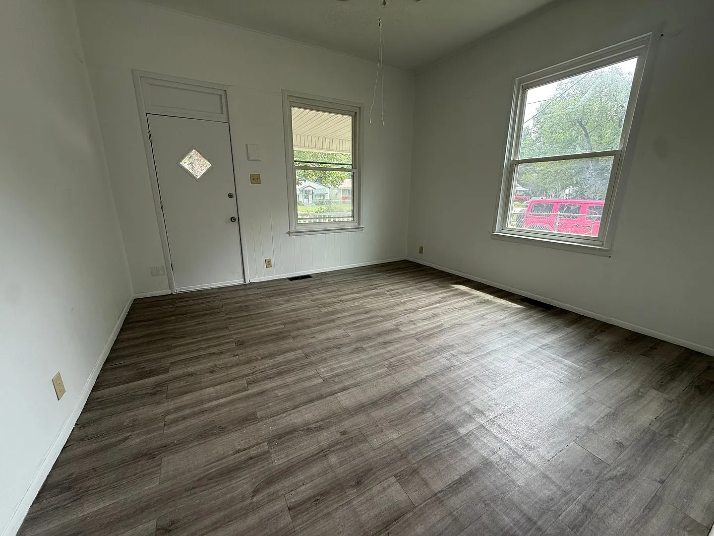 Cute 2 bedroom 1 bath home with so much space! — Photo 2