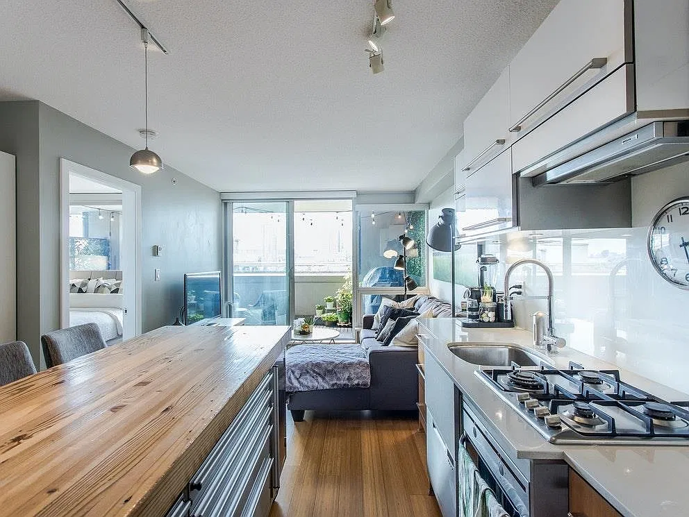 2 bed, 820 sqft, $3,300 — Photo 2