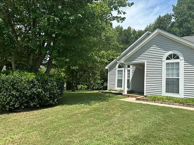 3 bed, 1370 sqft, $2,095 — Photo 2