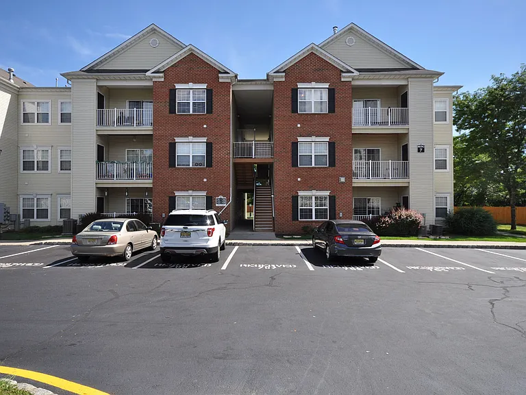 716 Lucy Ct — Photo 2