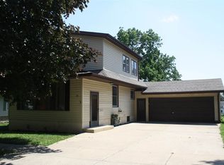24 6th St NW, Oelwein, IA 50662