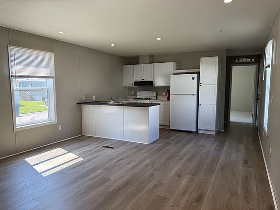3rd image of 400 Wonderland Dr