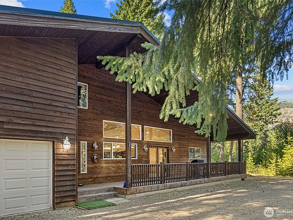 3rd image of 741 Hawthorn Lane