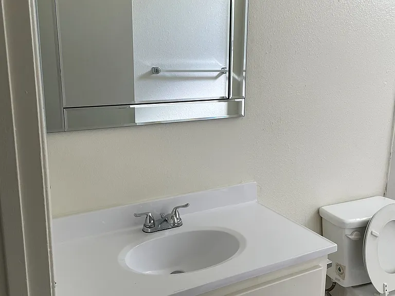 2100 W Devonshire Ave #4 — Photo 3