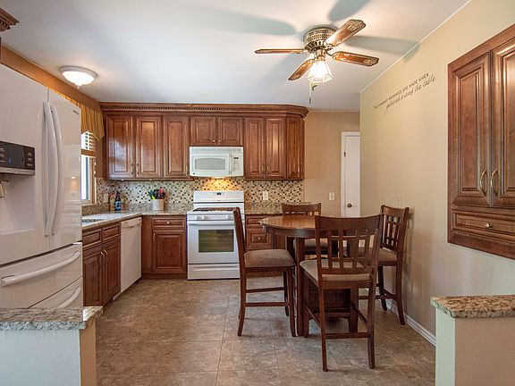 4th image of 1340 Greenway Chase Dr