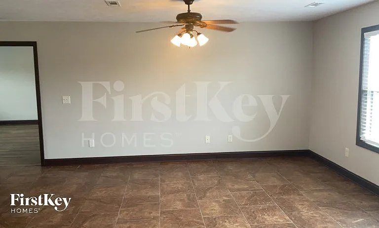 660 Superior Ln — Photo 2