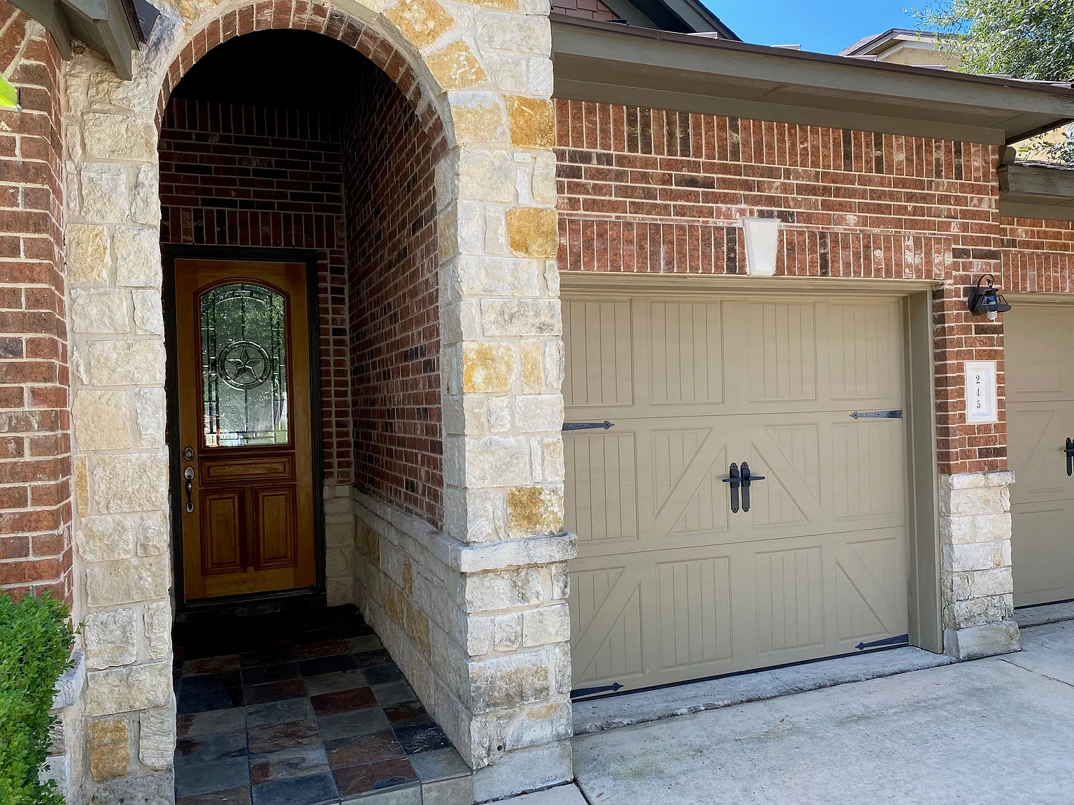3 bed, 2.5 bath, 2090 sqft, $2,395 — Photo 2