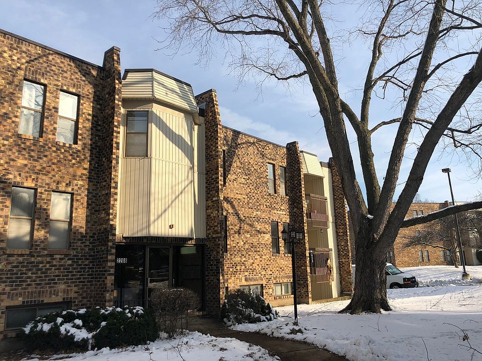 1st image of 2208 Country Club Dr APT 3