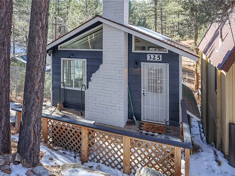 325 Hilltop Ln — Photo 4