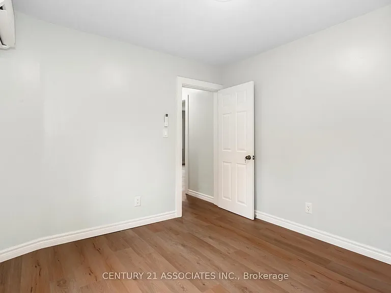 48 King St — Photo 29