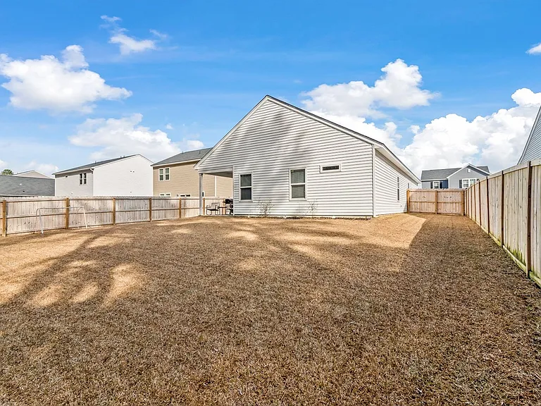 565 Abigail St — Photo 32