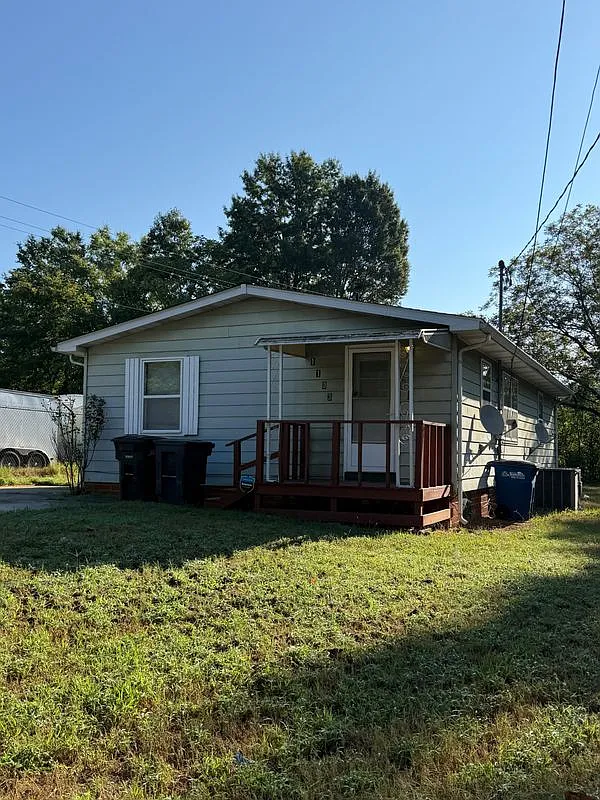 3 bed, 1.0 bath, 1080 sqft, $1,150 — Photo 3