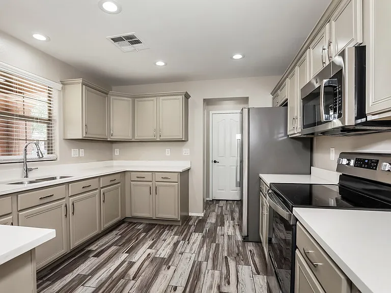3348 E Franklin Ave — Photo 8